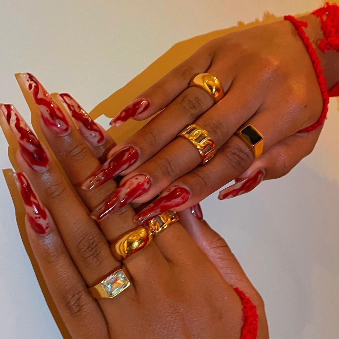 Megan Thee Stallion e la sua nail art 'Bloody' hanno appena vinto la stagione spettrale