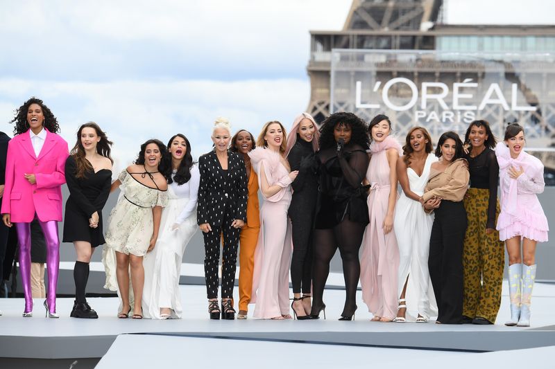 Camila Cabello, Helen Mirren et d'autres ont participé au défilé de la Fashion Week de Paris de L'Oréal