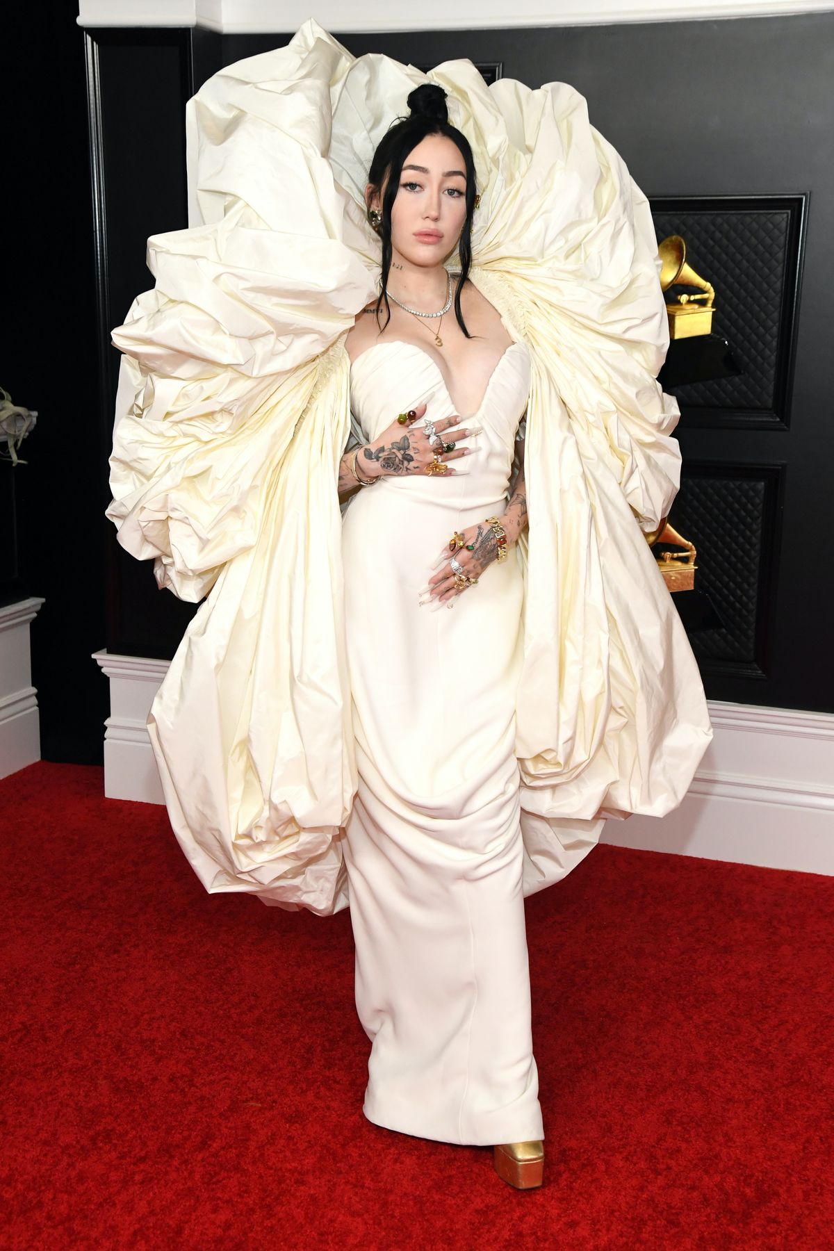 Twitter hat einen Feldtag über Noah Cyrus' Grammys-Kleid