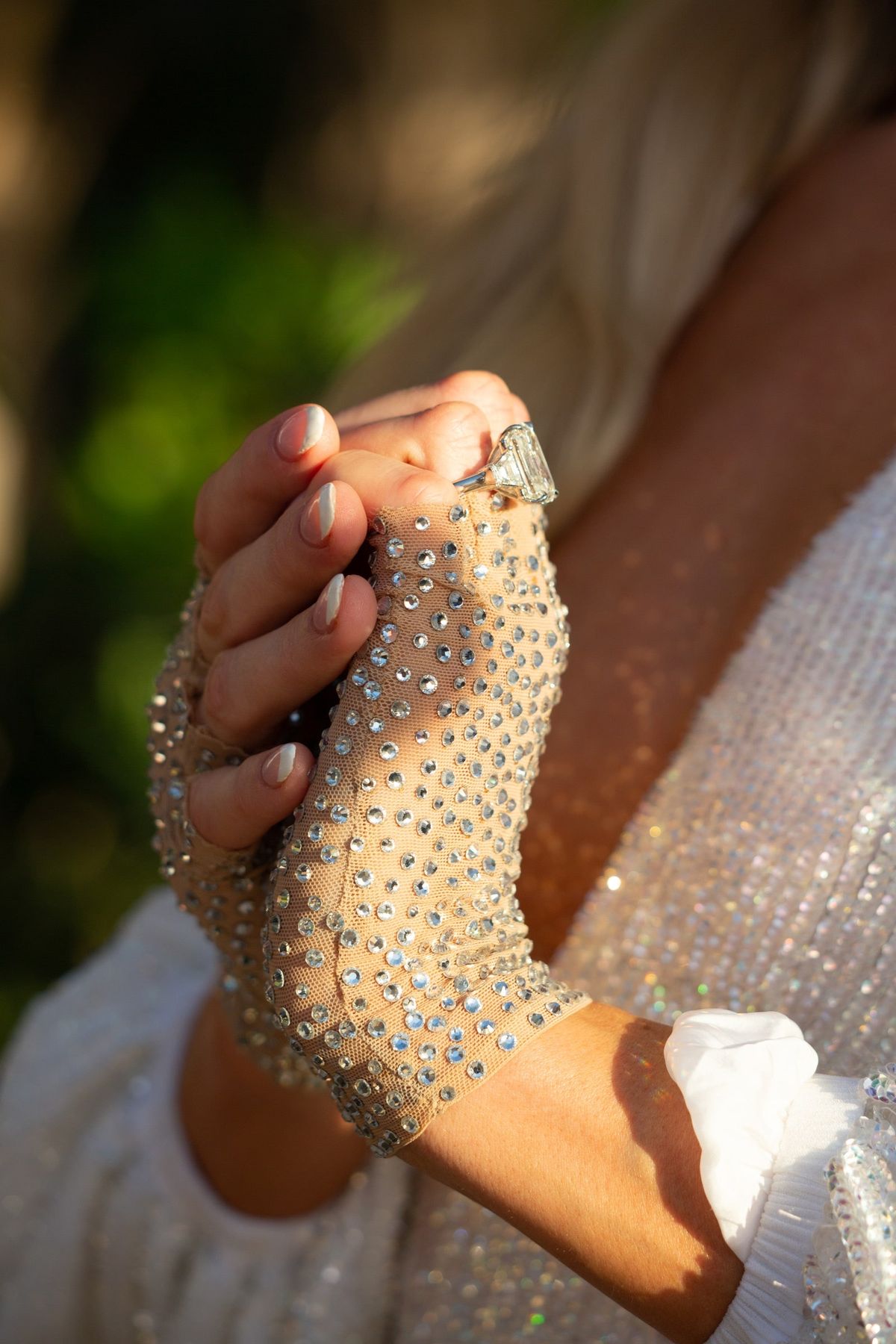 Το δαχτυλίδι αρραβώνων της Paris Hilton παρουσιάζει μια δημοφιλή τάση του 2021