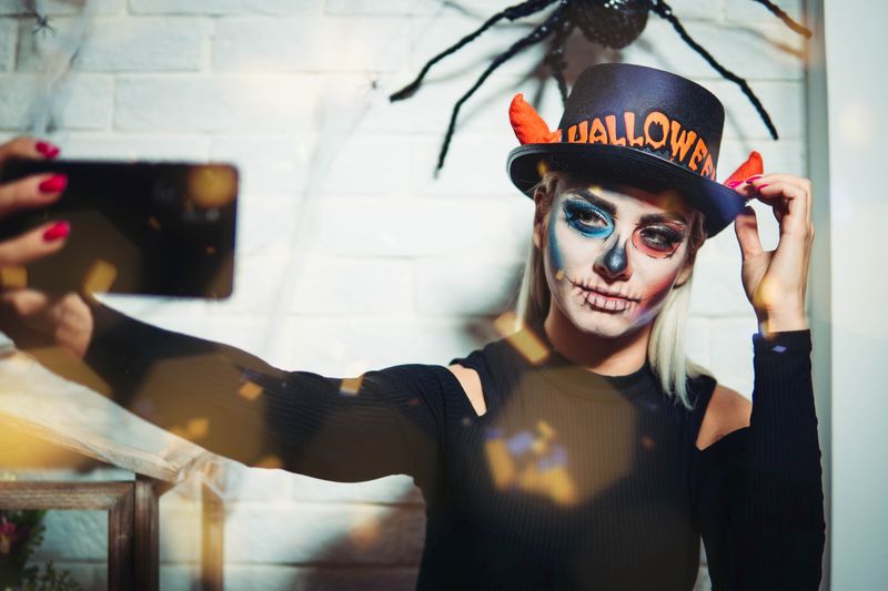 10 lumoavaa TikTok-meikkiopastusta Halloween Inspo -tapahtumaan