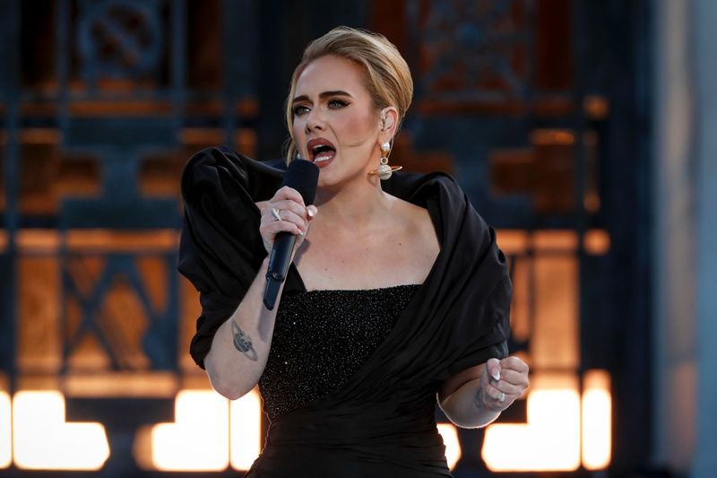 Τα σκουλαρίκια και το τατουάζ Saturn της Adele έχουν ένα ισχυρό κρυφό νόημα
