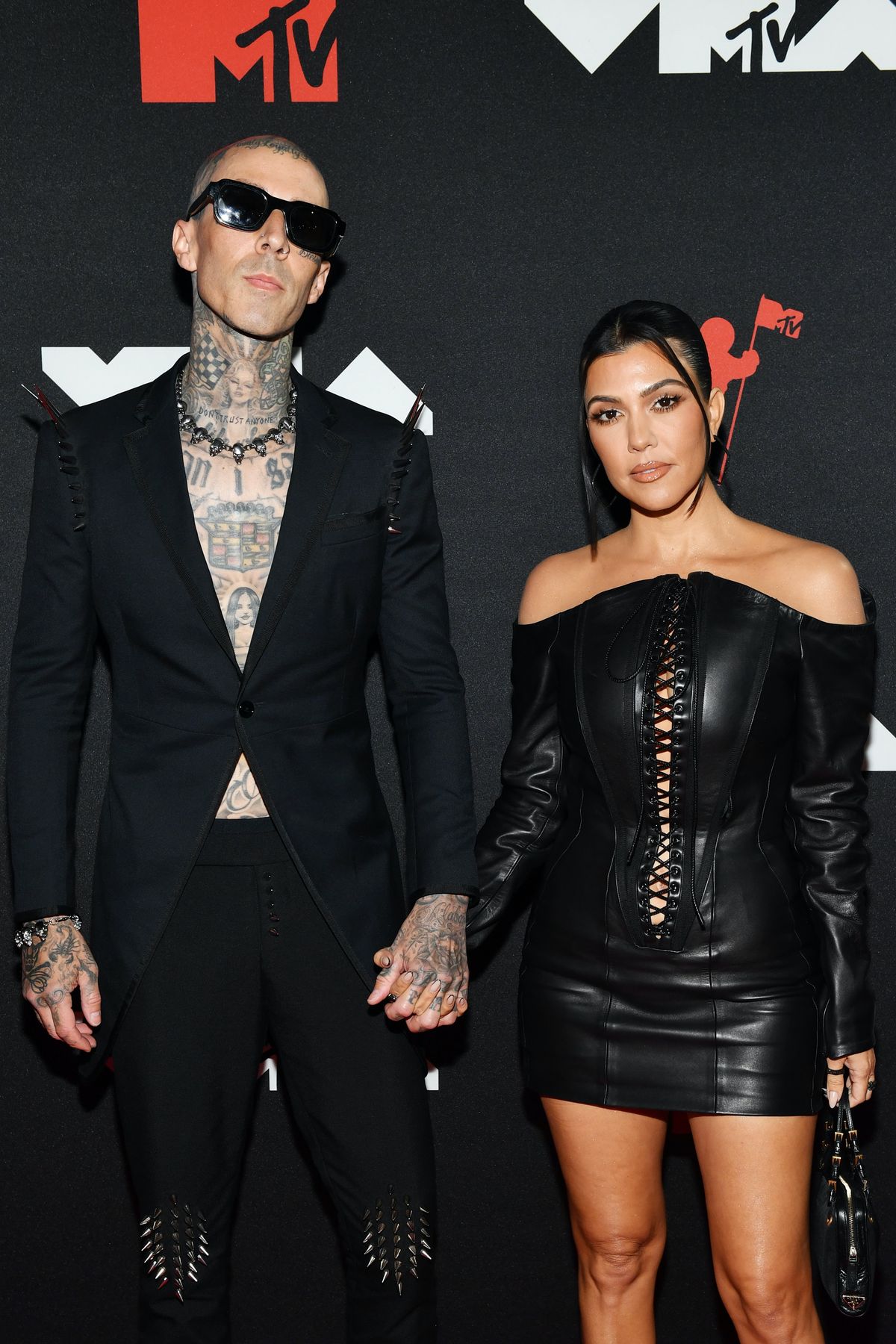 Kourtney Kardashian ja Travis Barker sopivat täydellisesti VMA-malleihin