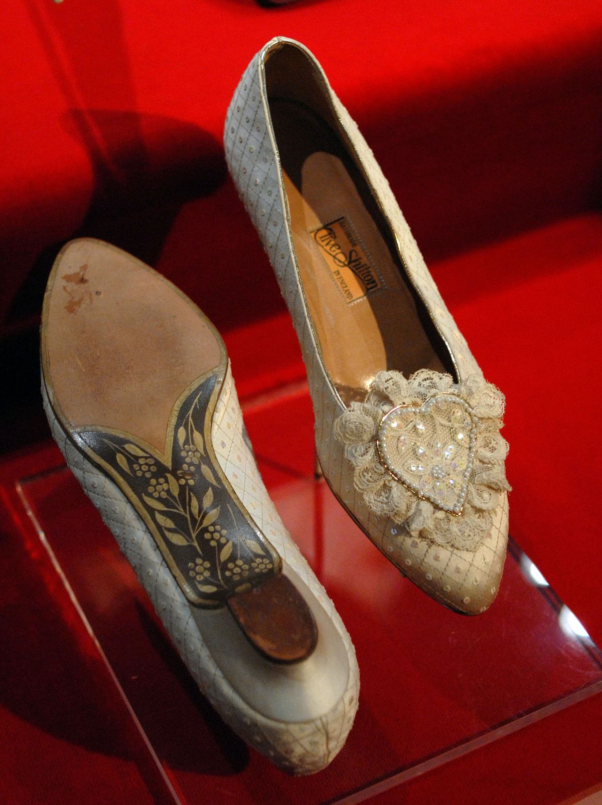 Η πριγκίπισσα Νταϊάνα προστέθηκε στα γαμήλια παπούτσια της την πιο γλυκιά μυστική γκραβούρα