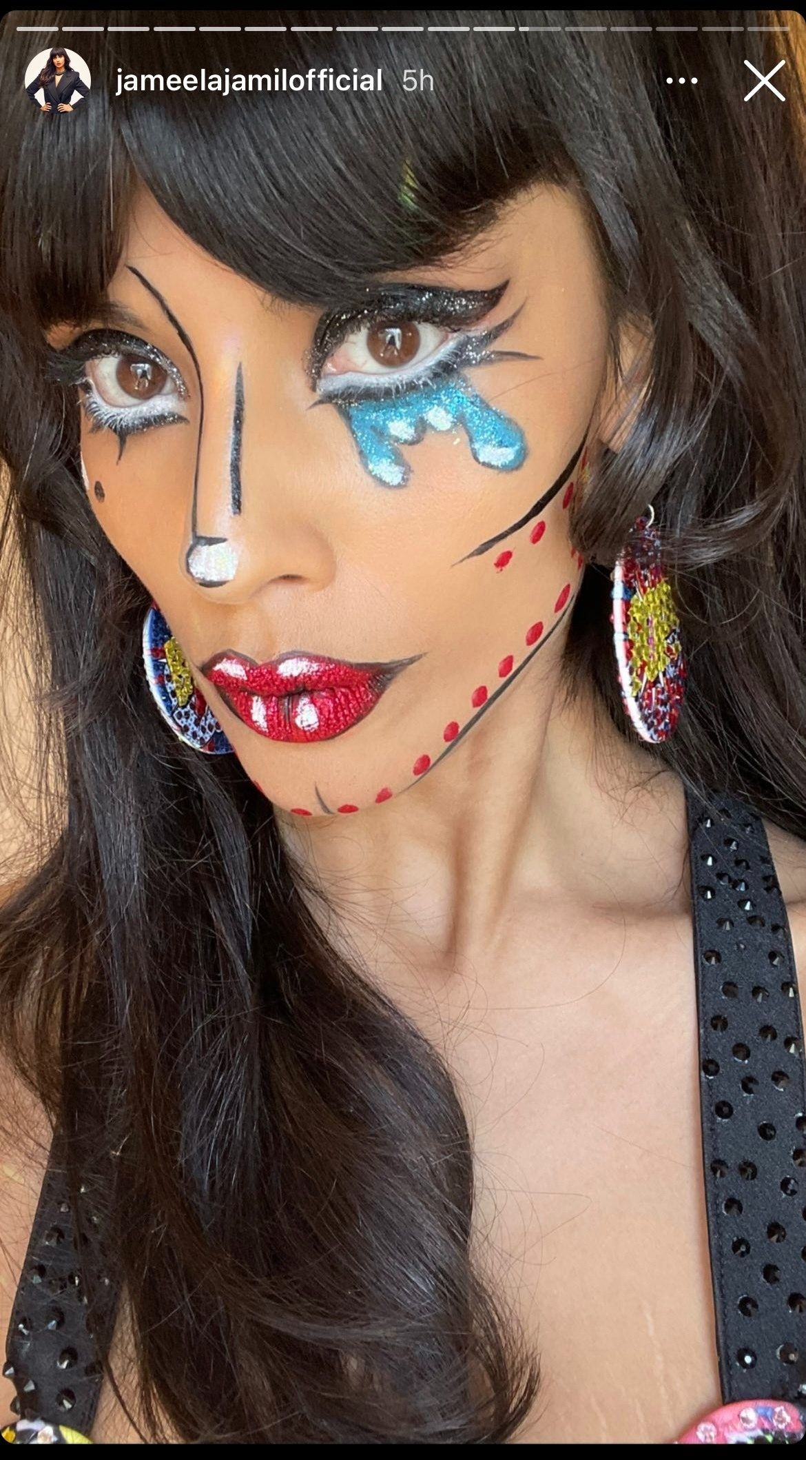 Jameela Jamil a fait son propre maquillage inspiré du Pop Art pour « Légendaire »