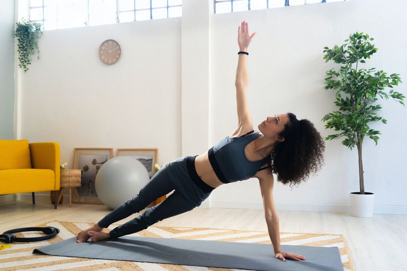 Wie man einen Side Plank Crunch macht, um Ihre Schrägen zu stärken