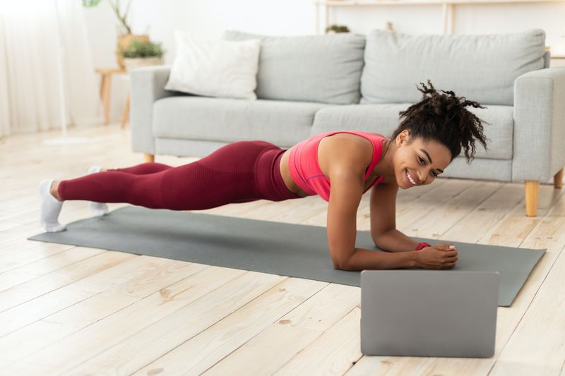 Fitness Profid võrdlevad Plank vs. Tagurpidi plank