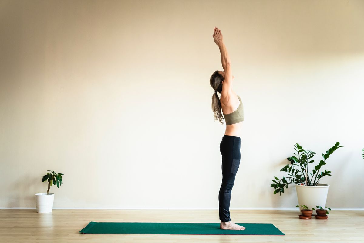 9 ipostaze de yoga pentru începători, după cum au explicat antrenorii Peloton