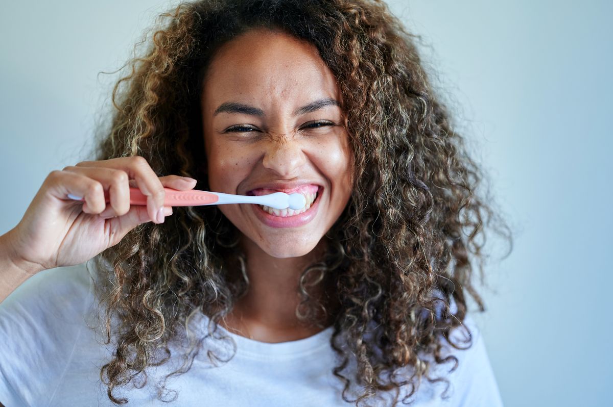 7 ekspertgodkjente måter å bli kvitt gule tenner
