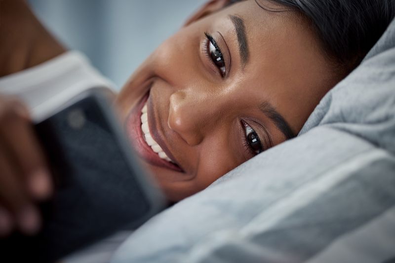 7 zalotnych tekstów na dobranoc, aby wysłać swoją sympatię przed snem