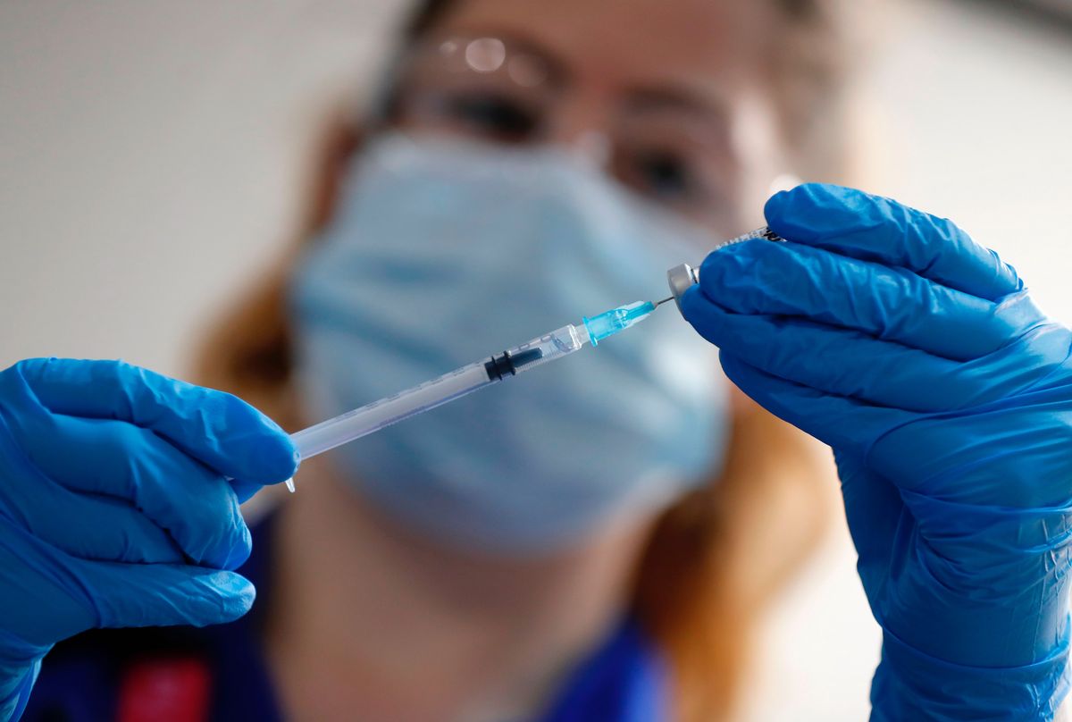 Les médecins pensent que les personnes atteintes de COVID devraient toujours se faire vacciner