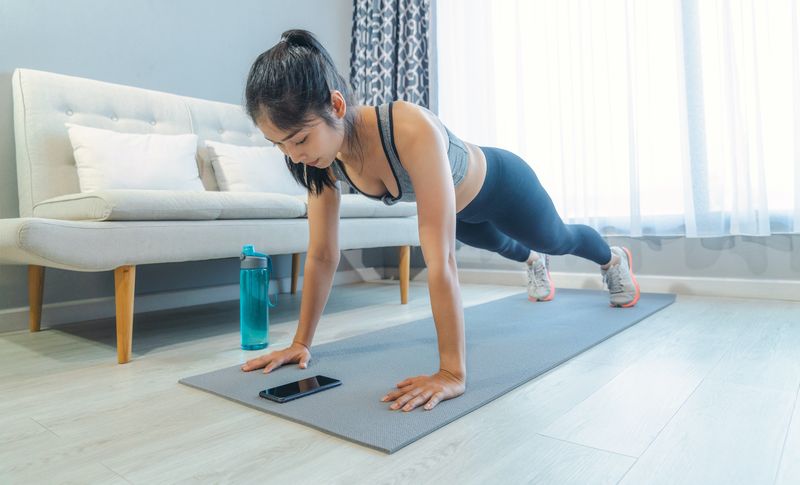 10 tipos de ejercicios de planchas que mejorarán tus abdominales